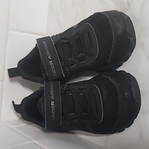 KIDS UNDER ARMOUR SIZE 11